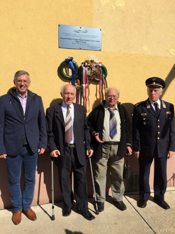 Emléktábla avatás 18